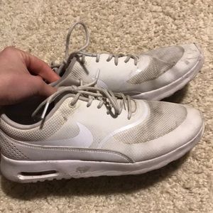 white nike air sneakers